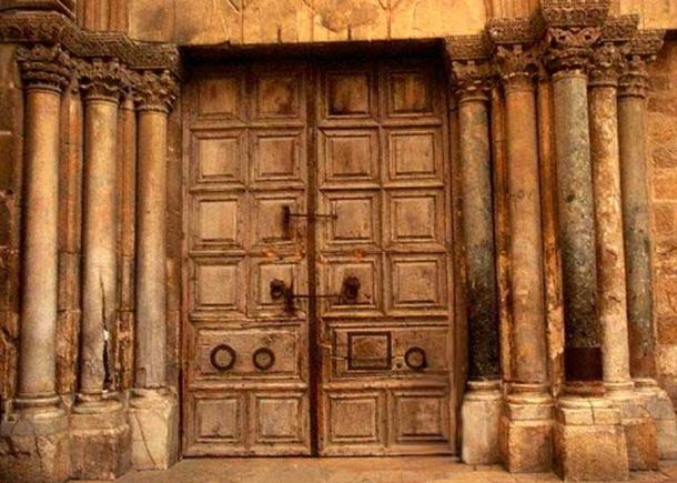 pintu gerbang gereja makam kudus 699