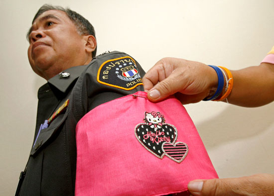 polis thailand dipakaikan gelang hello kitty