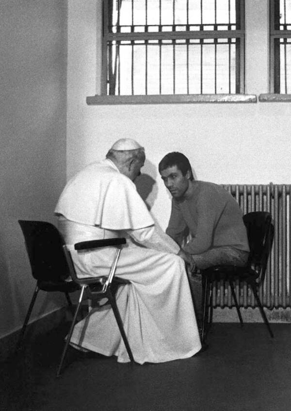 pope john paul ii bertemu dengan mehmet ali agca di penjara pada disember 1983