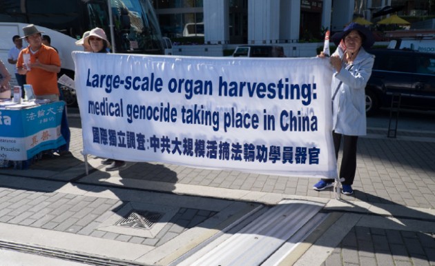 protes oleh orang tempatan terhadap program penuaian organ oleh china