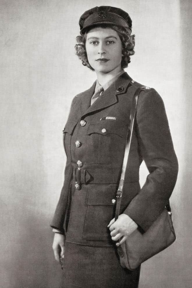 puteri elizabeth menyertai tentera pada tahun 1945