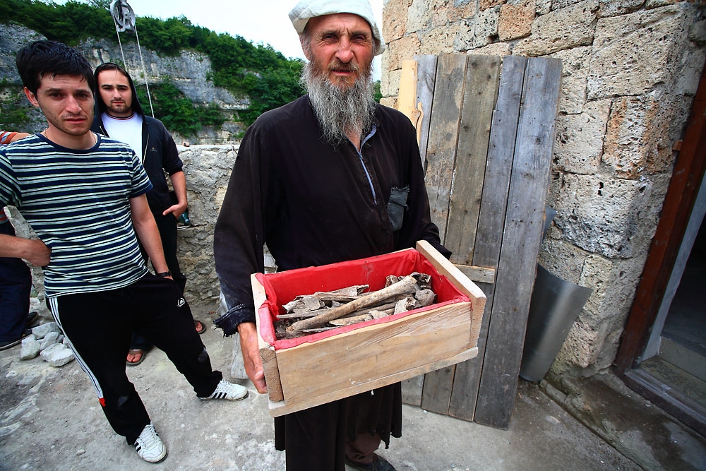 qavtaradze bersama tengkoran dan tulang sami terdahulu berusia 500 tahun
