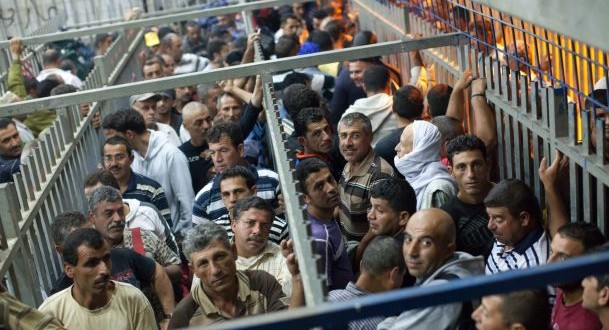 ribuan orang beratur lalu checkpoint israel