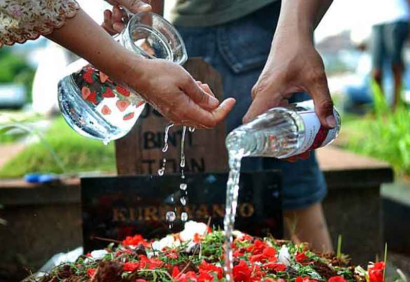 ritual tradisi jirus kubur pusara air mawar
