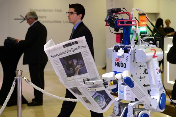 robot sedang membaca akhbar