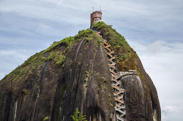rock of guatape el penol climbing steps