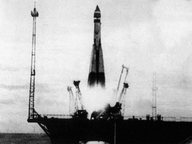 satelit pertama di lancarkan ke orbit