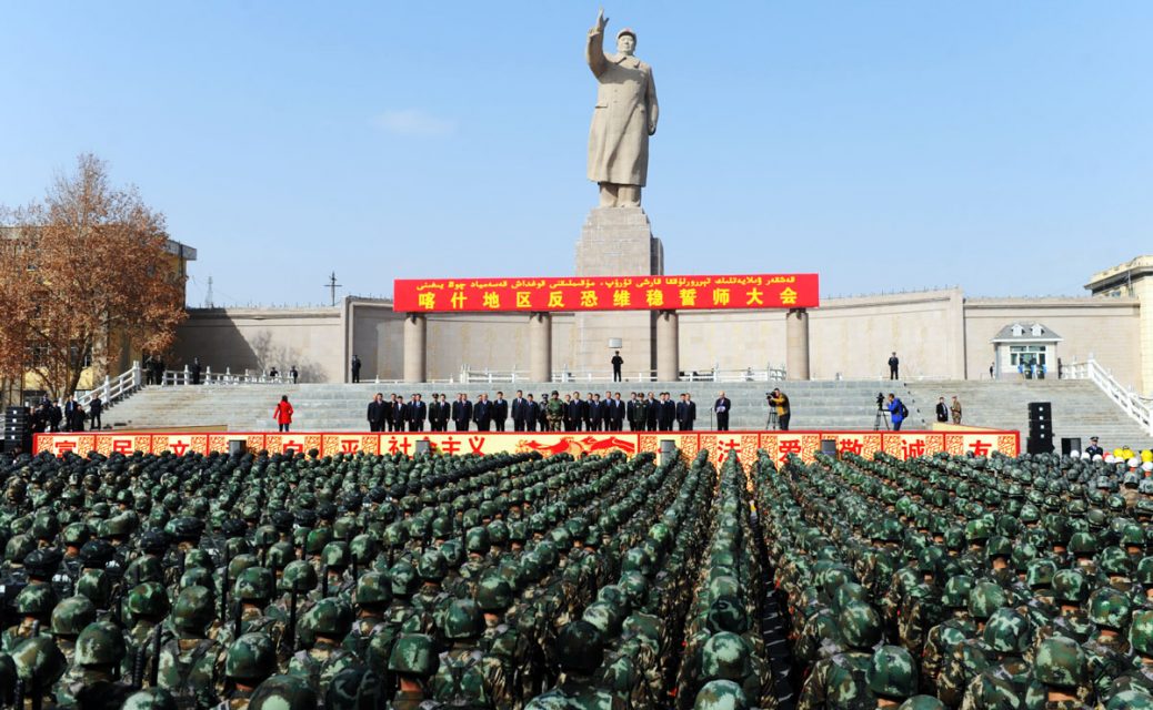 sekitar 10000 pasukan bersenjata menghadiri himpunan sorak di xinjiang pada februari 2017