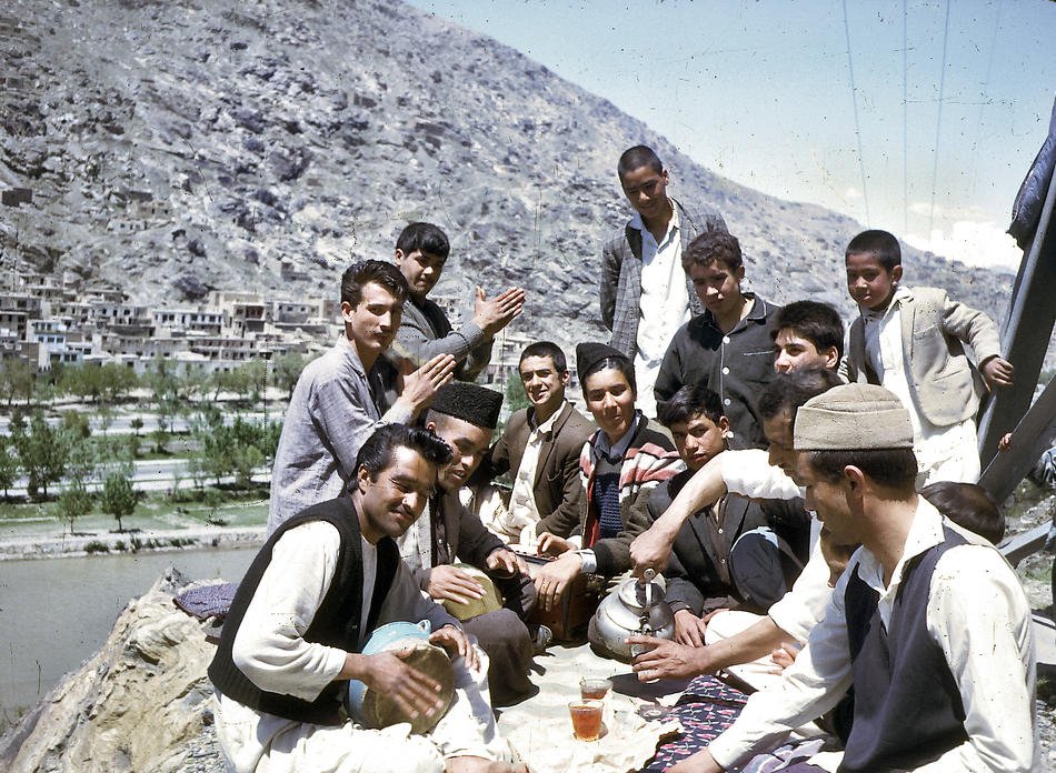sekumpulan lelaki afghan sedang berkelah