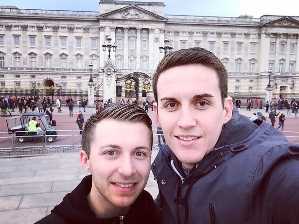 selfie bersama istana buckingham