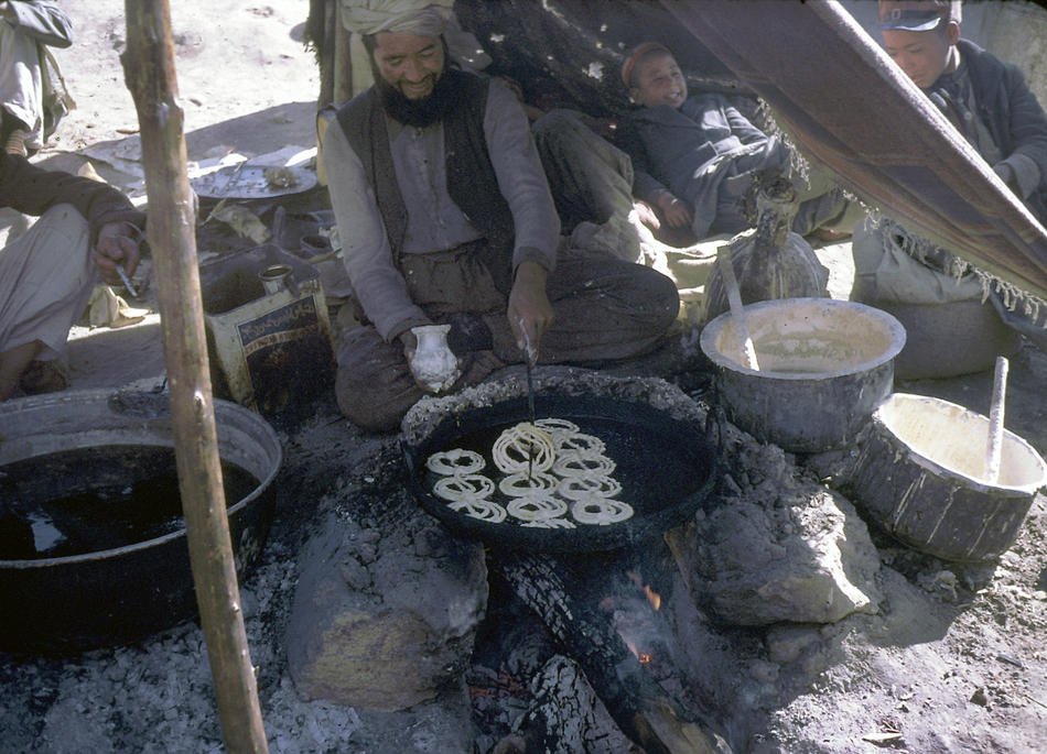 seorang lelaki afghan sedang menyediakan makanan