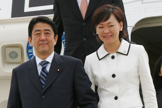 shinzo abe bersama isteri
