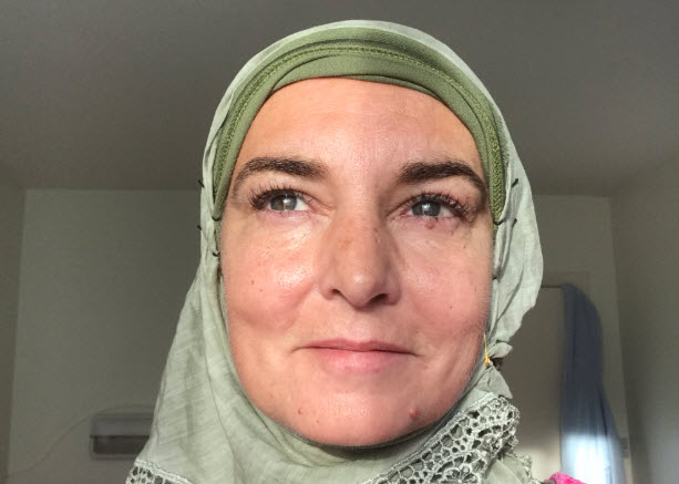 sinead oconnor peluk islam hijab