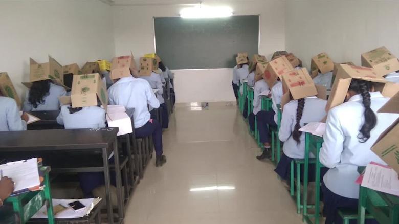 siswasazh universiti pakai kotak di kepala