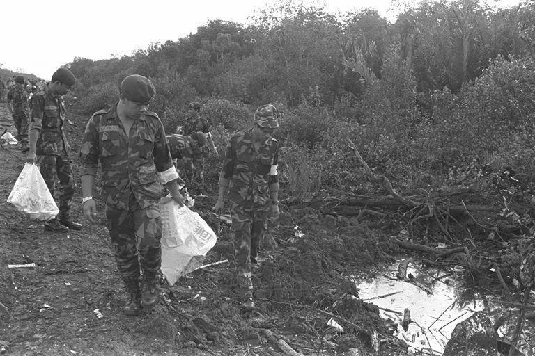 staf angkatan tentera dengan beg polythene mencari mayat