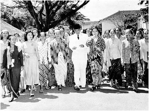 sukarno berjalan bersama keluarga dan pengikut