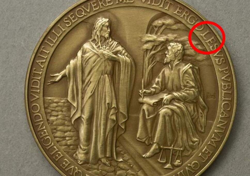 syiling emas memperingati pope francis typo jesus