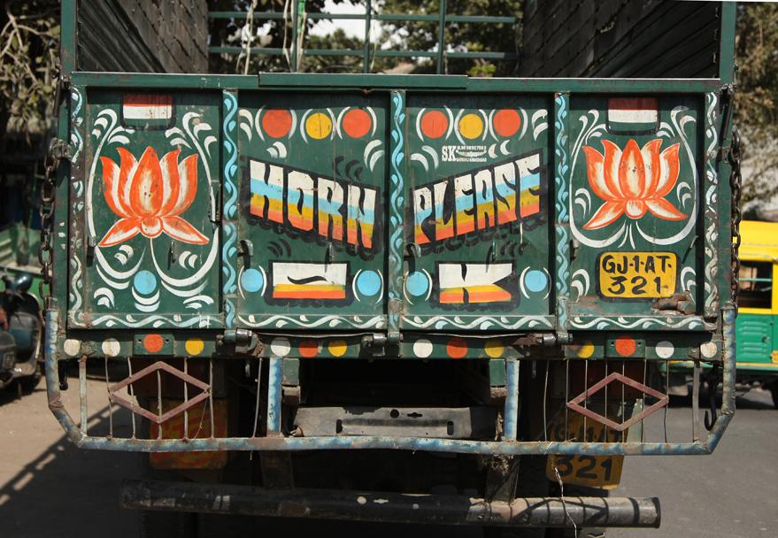 tanda horn please pada lori dan trak di india