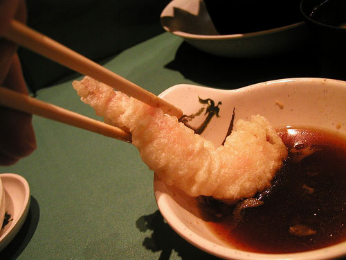 tempura jepun dicicah dengan sos istimewa manakala hidangan asal portugis tidak mempunyai sebarang sos