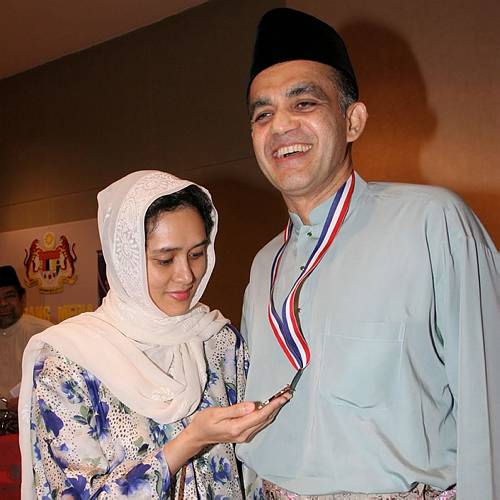 tengoklah baju pasangan ini biasa biasa je walaupun mereka pasangan melayu terkaya dalam malaysia