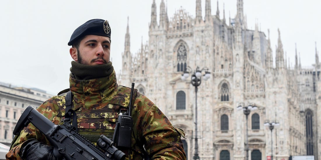 tentera itali menjaga kawasan