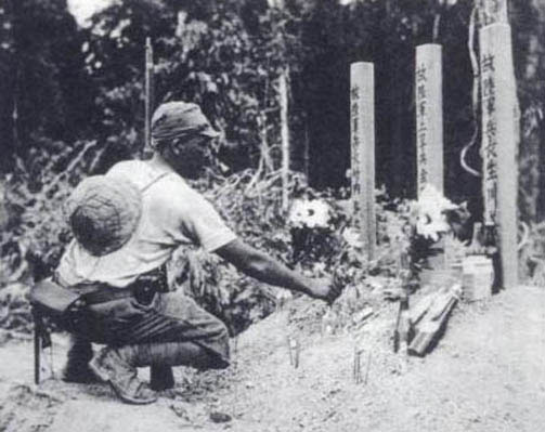 tentera jepun melawat kubur rakan seperjuangan di malaya sekitar dis 1941 hingga feb 1942