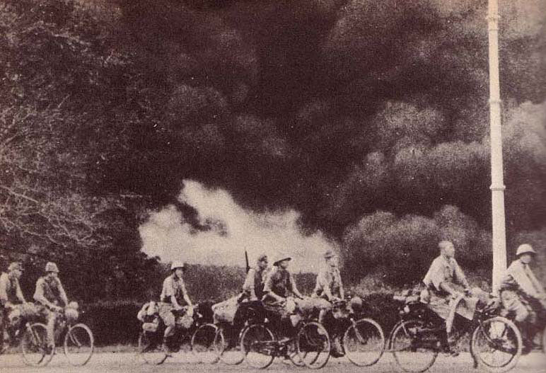 tentera jepun sedang mara menggunakan basikal di malaya sekitar dis 1941 feb 1942