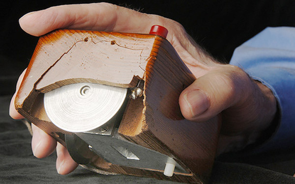 tetikus pertama di dunia dicipta dari kayu