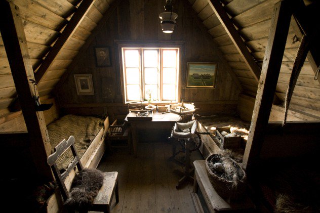 tinggal di attic
