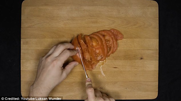 tomato dipotong menggunakan pisau tumpul