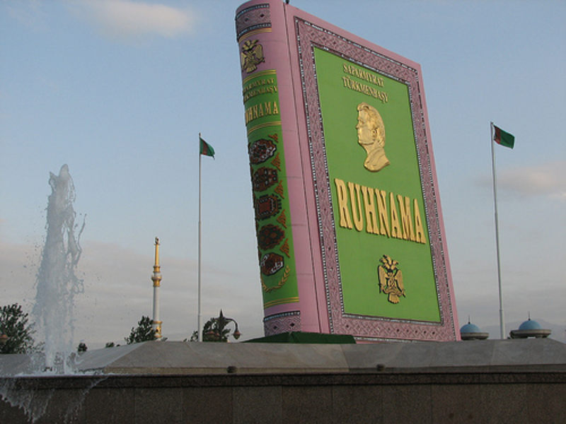 turkmenistan monumento al ruhnama