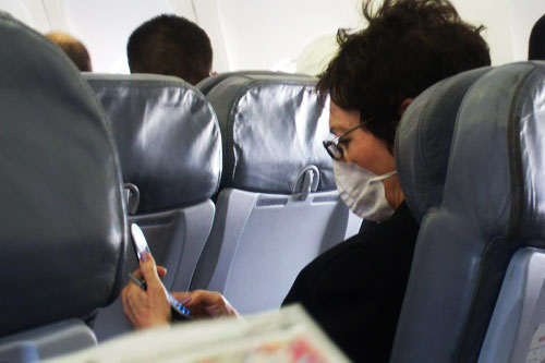 udara kering dalam pesawat membuatkan orang jepun memakai topeng muka