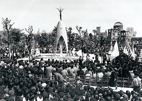 upacara perasmian monumen keamanan kanak kanak di hiroshima pada tahun 1958