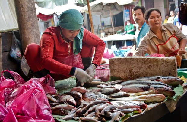 urusniaga di kemboja pasar wang ringgit