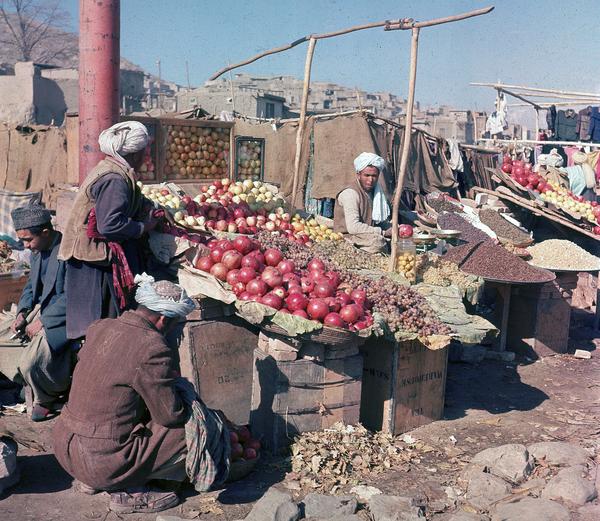 vendor menjual buah dan kacang di pasar kabul november 1961