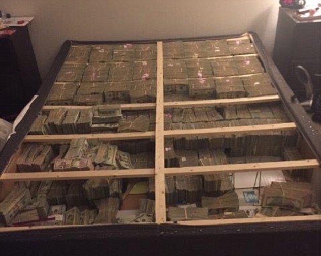 wang yang disembunyikan dalam katil
