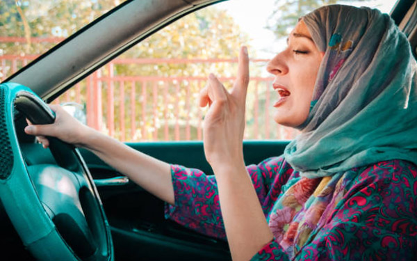 wanita berhijab memandu kenderaan kereta