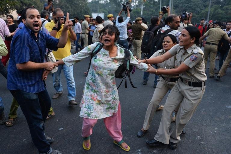 wanita muslim india ditahan polis