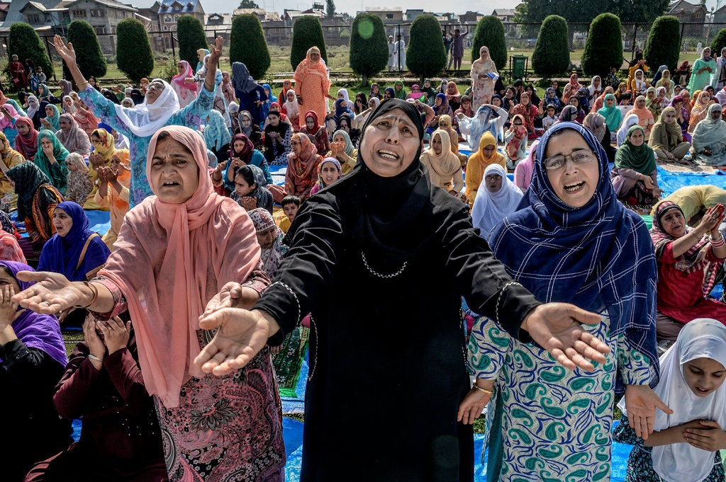 wanita muslim melakukan tunjuk perasaan kashmir