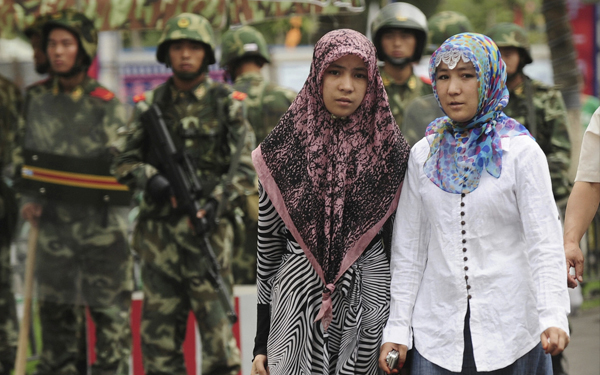 wanita uyghur uighur di china bersama askar tentera
