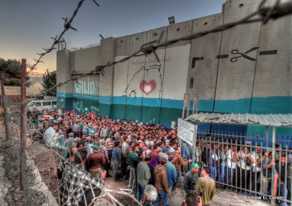 warga palestin beratur lalu sekatan