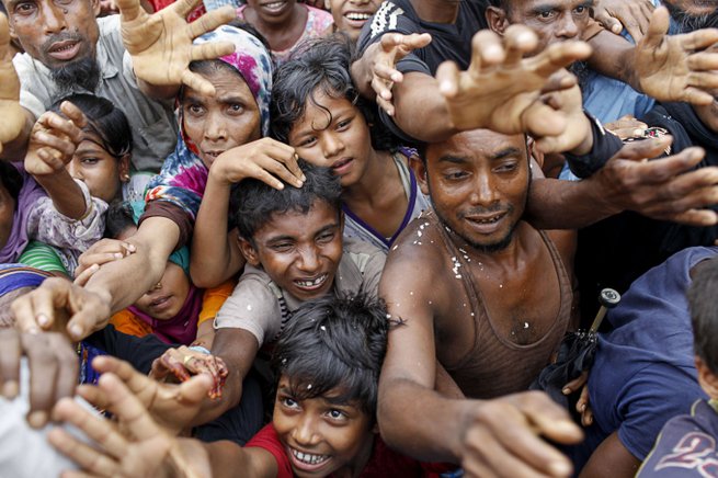 warga rohingya berebut