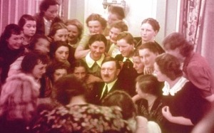 7 Sebab Mengapa Orang Jerman Dahulu Sangat Menyanjungi Adolf Hitler