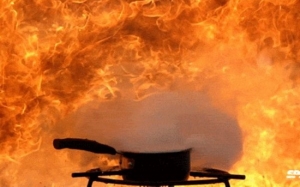 Air Sejuk vs Air Panas: Yang Mana Lebih Berkesan Memadamkan Api?