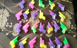 Bahaya Pistol Mainan Diisi Minuman Dijual di Luar Pagar Sekolah