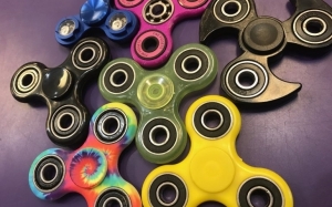 Benarkah Permainan Fidget Spinner Ini Mampu Menghilangkan Stress?
