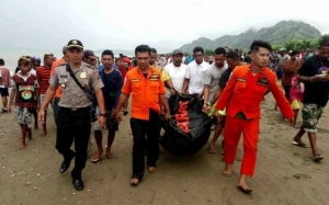 Buaya Bawa Mayat Ke Pantai di Indonesia