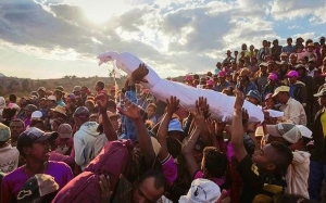Famadihana : budaya menari dengan mayat masyarakat Madagascar