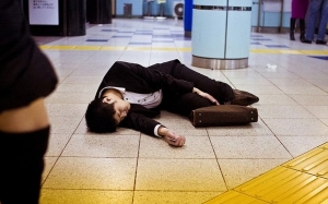 Golongan Muda Jepun Kerja Overtime Sehingga Menyebabkan Kematian