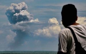 Gunung Anak Krakatau Meletus dan Lepaskan Asap Hitam Setinggi 15km